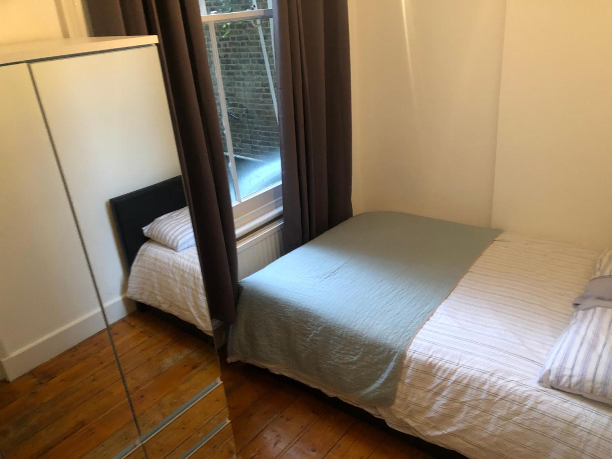 Gazde/Camere de închiriat Cosy Double In West Kensington Londra